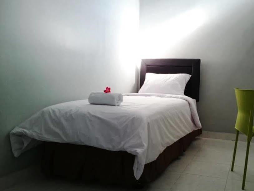 Tugu Reddoorz Plus @ Hotel Star 88 מראה חיצוני תמונה